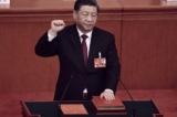 Nhà lãnh đạo Trung Quốc Tập Cận Bình tuyên thệ sau khi được xác nhận là Chủ tịch nước nhiệm kỳ thứ ba trong phiên họp toàn thể lần thứ ba của Đại hội đại biểu Nhân dân Toàn quốc (NPC) tại Bắc Kinh hôm 10/03/2023. (Ảnh: Noel Celis/AFP qua Getty Images)