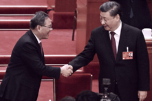 Lãnh đạo Trung Quốc Tập Cận Bình (Phải) được Ủy viên Thường vụ Bộ Chính trị Lý Cường chúc mừng sau khi được xác nhận là người đứng đầu Đảng Cộng sản nhiệm kỳ thứ ba trong phiên họp toàn thể lần thứ ba của Đại hội Đại biểu Nhân dân Toàn quốc tại Bắc Kinh, Trung Quốc hôm 10/03/2023. (Ảnh: Noel Celis/AFP qua Getty Images)