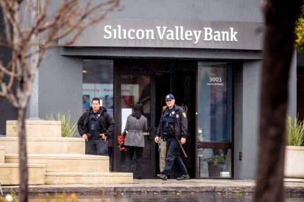 Các sĩ quan cảnh sát rời trụ sở Silicon Valley Bank ở Santa Clara, tiểu bang California, hôm 10/03/2023. (Ảnh: Noah Berger/AFP/Getty Images)