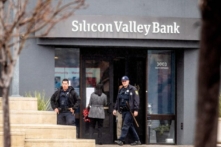 Các sĩ quan cảnh sát rời trụ sở ngân hàng Silicon Valley Bank ở Santa Clara, tiểu bang California, hôm 10/03/2023. (Ảnh: Noah Berger/AFP qua Getty Images)