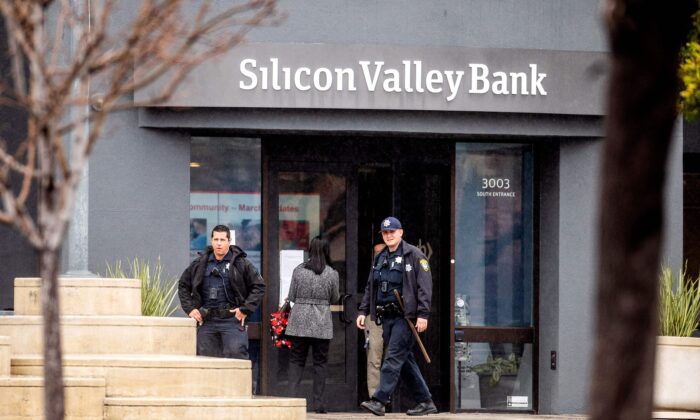 Các sĩ quan cảnh sát rời trụ sở ngân hàng Silicon Valley Bank ở Santa Clara, tiểu bang California, hôm 10/03/2023. (Ảnh: Noah Berger/AFP qua Getty Images)