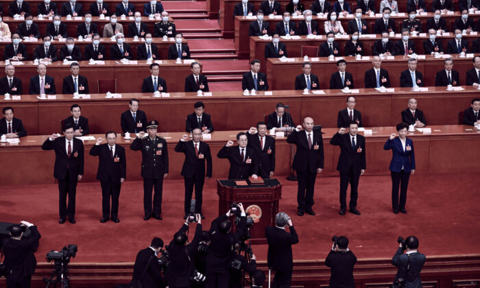 Ông Lý Thượng Phúc (Li Shangfu) (thứ ba từ trái sang), tuyên thệ tại Đại lễ đường Nhân dân ở Bắc Kinh, hôm 12/03/2023. (Ảnh: Noel Celis/AFP qua Getty Images)