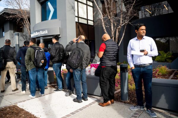 Khách hàng của ngân hàng Silicon Valley Bank xếp hàng chờ tại trụ sở SVB ở Santa Clara, tiểu bang California, hôm 13/03/2023. (Ảnh: Noah Berger/AFP/Getty Images)