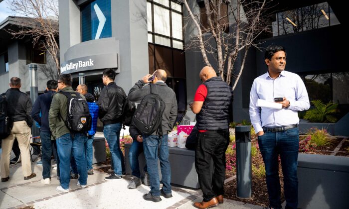 Khách hàng của ngân hàng Silicon Valley Bank xếp hàng chờ tại trụ sở SVB ở Santa Clara, tiểu bang California, hôm 13/03/2023. (Ảnh: Noah Berger/AFP qua Getty Images)