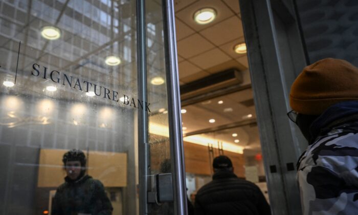 Quang cảnh cho thấy một chi nhánh của Signature Bank ở New York hôm 13/03/2023. (Ảnh: Ed Jones/AFP qua Getty Images)