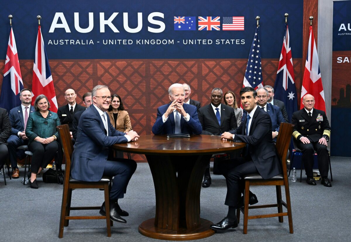 Tổng thống Hoa Kỳ Joe Biden (giữa) tham gia một cuộc gặp ba bên với Thủ tướng Anh Rishi Sunak (phải) và Thủ tướng Úc Anthony Albanese (trái) trong hội nghị thượng đỉnh AUKUS hôm 13/03/2023, tại Căn cứ Hải quân Loma ở San Diego, California. (Ảnh: Jim Watson/AFP qua Getty Images)