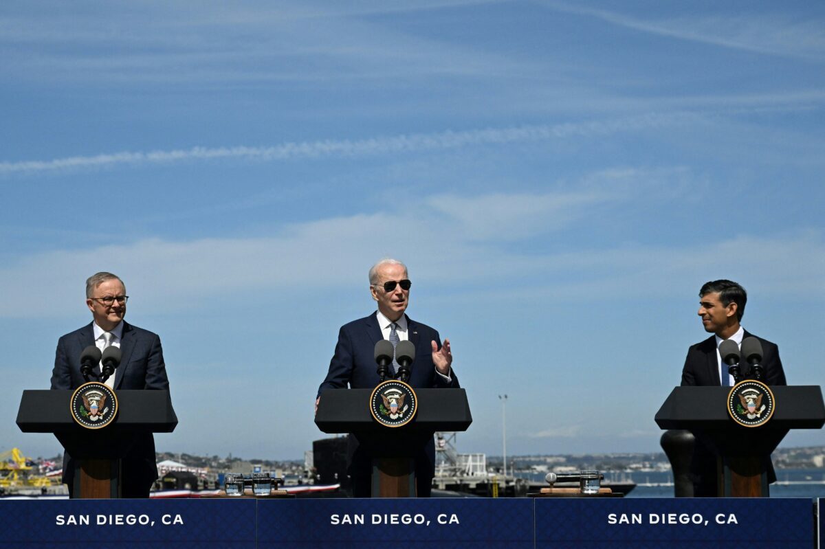 Tổng thống Hoa Kỳ Joe Biden (giữa), Thủ tướng Vương quốc Anh Rishi Sunak (phải), và Thủ tướng Úc Anthony Albanese (trái) tổ chức một cuộc họp báo trong hội nghị thượng đỉnh AUKUS tại Căn cứ Hải quân Point Loma ở San Diego hôm 13/03/2023. (Ảnh: Jim Watson/AFP qua Getty Images)