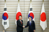 Tổng thống Nam Hàn Yoon Suk-yeol (trái) và Thủ tướng Nhật Bản Fumio Kishida tại dinh thự chính thức của thủ tướng ở Tokyo hôm 16/03/2023. (Ảnh: Kiyoshi Ota/Pool/Getty Images)