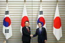 Tổng thống Nam Hàn Yoon Suk-yeol (trái) và Thủ tướng Nhật Bản Fumio Kishida tại dinh thự chính thức của thủ tướng ở Tokyo hôm 16/03/2023. (Ảnh: Kiyoshi Ota/Pool/Getty Images)