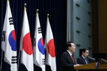 Ông Yoon Suk Yeol, tổng thống Nam Hàn, trái, và ông Fumio Kishida, thủ tướng Nhật Bản, tham dự một cuộc họp báo chung tại dinh thự chính thức của thủ tướng ở Tokyo, Nhật Bản hôm 16/03/2023. (Ảnh: Kiyoshi Ota/Pool/Getty Images)