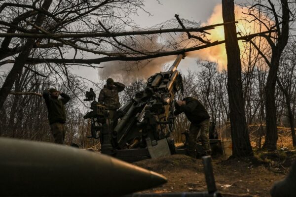 Các quân nhân Ukraine bắn một khẩu lựu pháo M777 vào các vị trí của Nga gần Bakhmut, miền đông Ukraine, vào ngày 17/03/2023, trong bối cảnh Nga xâm lược Ukraine. (Ảnh: Aris Messinis/AFP qua Getty Images)
