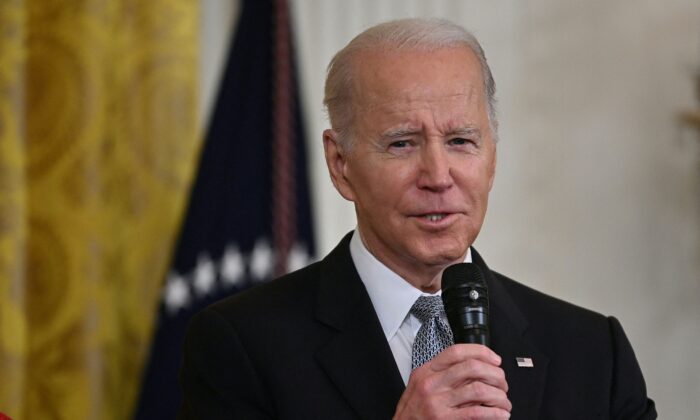 Tổng thống Joe Biden trình bày trong một buổi tiệc chiêu đãi Nowruz tại Phòng Đông của Tòa Bạch Ốc ở Hoa Thịnh Đốn, hôm 20/03/2023. (Ảnh: Richard Pierrin/AFP qua Getty Images)