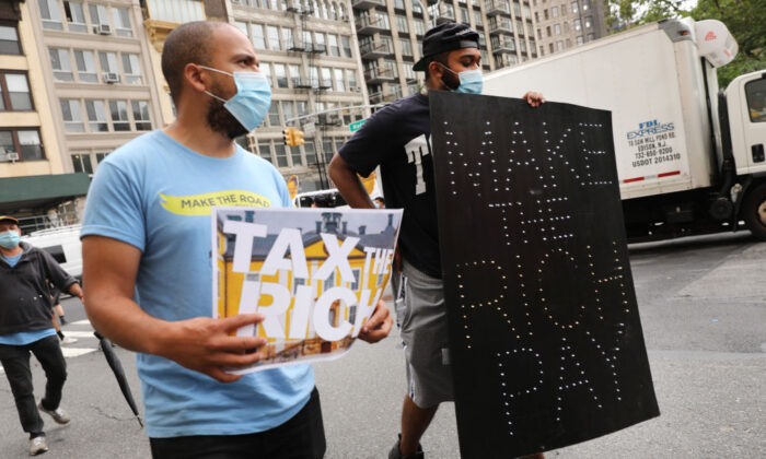 Người dân tham gia sự kiện “Tuần hành về các tỷ phú” tại thành phố New York hôm 17/07/2020. (Ảnh: Spencer Platt/Getty Images)