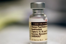 Một lọ vaccine Human Papillomavirus được trưng bày tại Trường Y khoa Đại học Miami Miller ở Miami, Florida, ngày 21/09/2011. (Ảnh: Joe Raedle/Getty Images)
