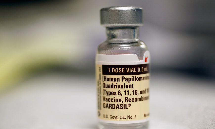 Một lọ vaccine Human Papillomavirus được trưng bày tại Trường Y khoa Đại học Miami Miller ở Miami, Florida, ngày 21/09/2011. (Ảnh: Joe Raedle/Getty Images)