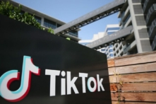 Logo TikTok được trưng bày bên ngoài văn phòng TikTok ở Culver City, California, ngày 27/08/2020. (Ảnh: Mario Tama/Getty Images)