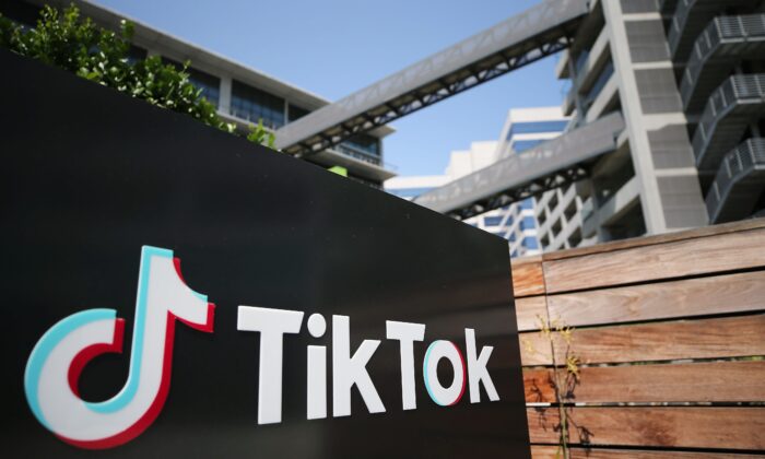 Logo TikTok được trưng bày bên ngoài văn phòng TikTok ở Culver City, California, ngày 27/08/2020. (Ảnh: Mario Tama/Getty Images)