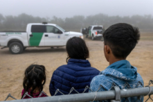 Trẻ vị thành niên không có người lớn đi cùng chờ được các nhân viên Biên phòng giải quyết gần biên giới Hoa Kỳ-Mexico ở La Joya, Texas, vào ngày 10/04/2021. (Ảnh: John Moore/Getty Images)