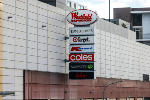 Một tấm biển quảng cáo của Trung tâm mua sắm Westfield được nhìn thấy ở ngoại ô Burwood của Sydney, Úc, ngày 24/07/2021. (Ảnh: Jenny Evans/Getty Images)