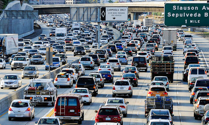 Giao thông bị đình trệ trên các làn đường hướng bắc và hướng nam của xa lộ Liên tiểu bang 405 gần Phi trường Quốc tế Los Angeles ở Los Angeles, vào ngày 23/11/2011. (Ảnh: Kevork Djansezian/Getty Images)