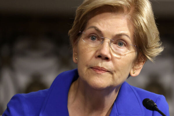 Thượng nghị sĩ Elizabeth Warren (Dân Chủ-Massachuset) nói tại một phiên điều trần ở Điện Capitol ở Hoa Thịnh Đốn vào ngày 28/09/2021. (Ảnh: Alex Wong/Getty Images)