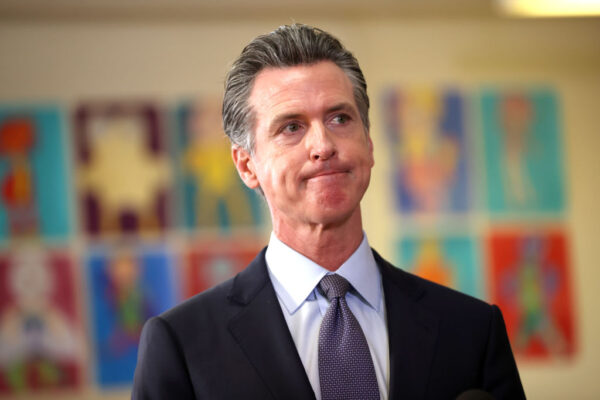 Thống đốc tiểu bang California Gavin Newsom nói trong một cuộc họp báo sau cuộc gặp gỡ với các học sinh tại Trường trung học cơ sở James Denman ở San Francisco, ngày 01/10/2021. (Ảnh: Justin Sullivan/Getty Images)