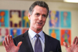 Thống đốc tiểu bang California Gavin Newsom nói trong cuộc họp báo sau cuộc gặp gỡ với các học sinh tại Trường Trung học James Denman ở San Francisco vào ngày 01/10/2021. (Ảnh: Justin Sullivan/Getty Images)