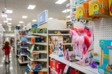 Một đứa trẻ xem đồ chơi tại một cửa hàng Target ở Houston, Texas, vào ngày 25/10/2021. (Ảnh: Brandon Bell/Getty Images)