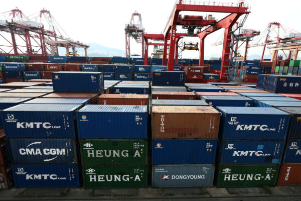 Các container vận chuyển xếp chồng lên nhau trong bến container ở Cảng Busan, Nam Hàn, vào ngày 05/11/2021. (Ảnh: Chung Sung-Jun/Getty Images)
