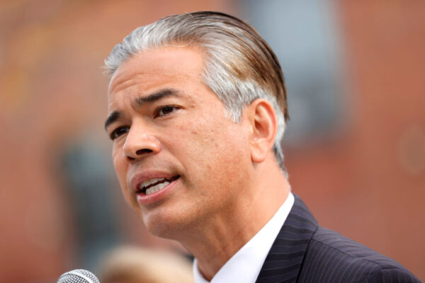 Tổng Chưởng lý California Rob Bonta nói trong một cuộc họp báo ở San Francisco ngày 15/11/2021. (Ảnh: Justin Sullivan/Getty Images)