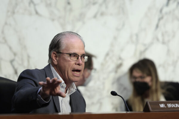 Thượng nghị sĩ Mike Braun (Cộng Hòa-Indiana) trình bày trong một phiên điều trần của Ủy ban Ngân sách Thượng viện tại tòa nhà Văn phòng Thượng viện Hart ở Hoa Thịnh Đốn hôm 17/02/2022. (Ảnh: Anna Moneymaker/Getty Images)
