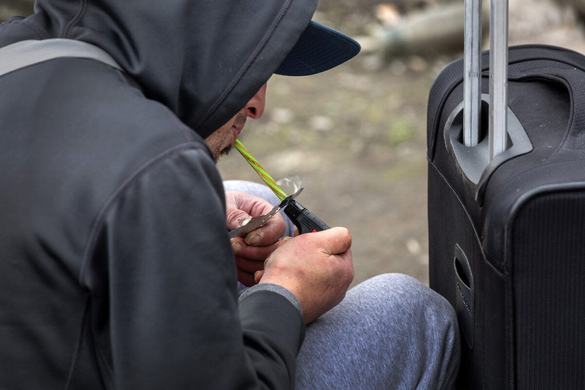 Một thanh niên vô gia cư, 24 tuổi, hút fentanyl ở Seattle, tiểu bang Washington, hôm 12/03/2022. (Ảnh: John Moore/Getty Images)