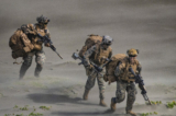 Thủy quân Lục chiến Hoa Kỳ tham gia một cuộc tập trận tấn công đổ bộ chung trong khuôn khổ cuộc tập trận thường niên ‘Balikatan’ (Vai-kề-Vai) giữa Hoa Kỳ và Philippines ngoài khơi Biển Đông năm 2022 ở Claveria, tỉnh Cagayan, Philippines, vào ngày 31/03/2022. (Ảnh: Ezra Acayan/Getty Images)