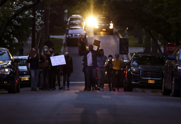 Những người biểu tình ủng hộ phá thai bên ngoài nhà của Thẩm phán Tối cao Hoa Kỳ Pháp viện Brett Kavanaugh ở Chevy Chase, Maryland, vào ngày 11/05/2022. (Ảnh: Kevin Dietsch/Getty Images)