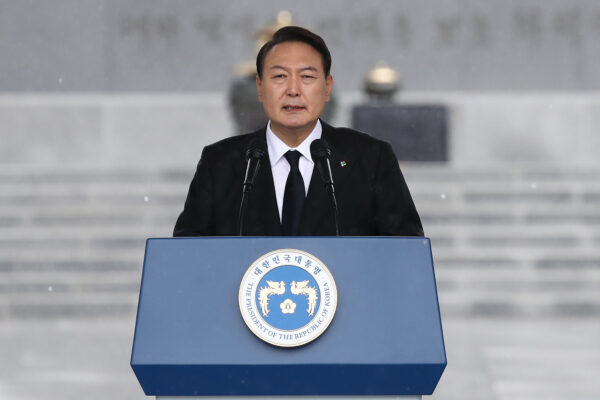 Tổng thống Nam Hàn Yoon Suk-Yeol diễn thuyết trong buổi lễ đánh dấu Ngày Hiển Trung (hay Ngày Tưởng niệm Anh hùng liệt sĩ) tại Nghĩa trang Quốc gia Seoul hôm 06/06/2022. (Ảnh: Chung Sung-Jun/Getty Images)