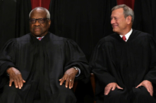 Chánh án John Roberts (phải) cùng với Thẩm phán Clarence Thomas (trái) khi ngồi chụp ảnh chân dung chính thức cho Tối cao Pháp viện ở Hoa thịnh Đốn, ngày 07/10/2022. (Ảnh: Alex Wong/Getty Images)