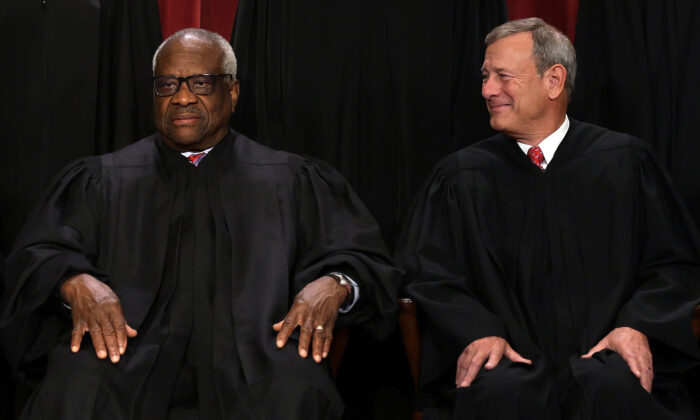 Chánh án John Roberts (phải) cùng với Thẩm phán Clarence Thomas (trái) khi ngồi chụp ảnh chân dung chính thức cho Tối cao Pháp viện ở Hoa thịnh Đốn, ngày 07/10/2022. (Ảnh: Alex Wong/Getty Images)