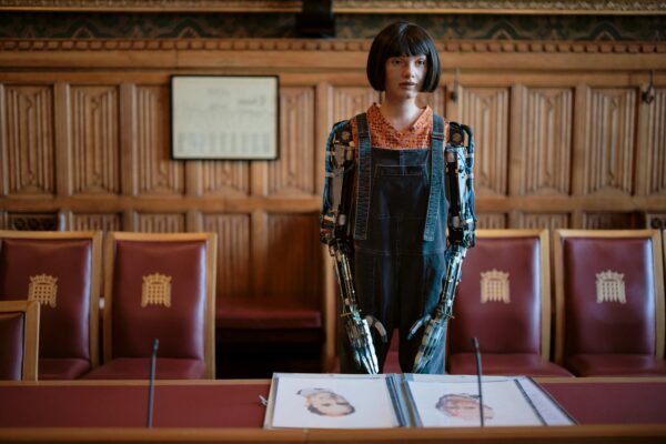 Ai-Da Robot, nghệ sĩ robot hình người siêu thực đầu tiên trên thế giới, xuất hiện trong một sự kiện chụp hình tại một căn phòng ủy ban ở Hạ viện ở London vào ngày 11/10/2022. (Ảnh: Rob Pinney/Getty Images)