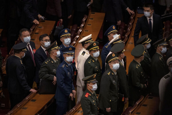 Các đại diện của quân đội Trung Quốc rời phiên bế mạc Đại hội Đại biểu Toàn quốc lần thứ 20 của Đảng Cộng sản Trung Quốc, tại Đại lễ đường Nhân dân hôm 22/10/2022 tại Bắc Kinh, Trung Quốc. (Ảnh: Kevin Frayer/Getty Images)