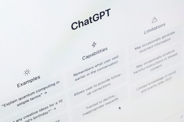 Trang chủ của ứng dụng OpenAI “ChatGPT” được hiển thị trên một màn hình máy điện toán xách tay ở London, hôm 03/02/2023. (Ảnh: Leon Neal/Getty Images)