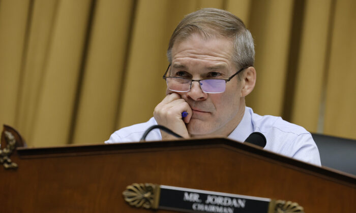 Chủ tịch Ủy ban Tư pháp Hạ viện Jim Jordan (Cộng Hòa-Ohio) chủ trì một phiên điều trần của Tiểu ban Vũ khí hóa Chính phủ Liên bang tại Tòa nhà Văn phòng Hạ viện Rayburn tại Capitol Hill hôm 09/02/2023. (Ảnh: Chip Somodevilla/Getty Images)