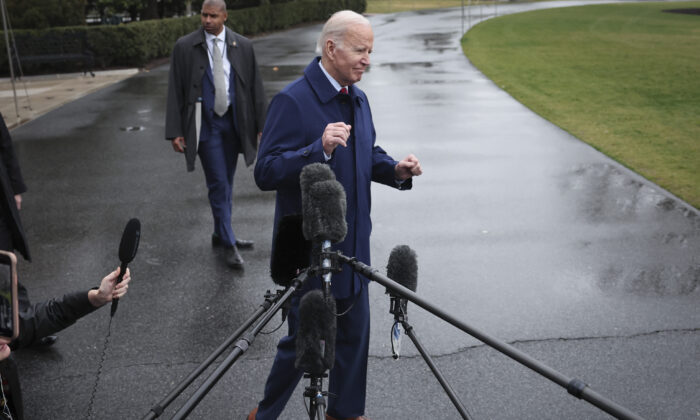 TT Biden rời đi khi được hỏi về việc quy trách nhiệm cho Trung Quốc liên quan đến nguồn gốc COVID