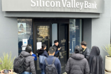 Một nhân viên (ở giữa) nói với mọi người rằng trụ sở chính của Silicon Valley Bank (SVB) đã đóng cửa hôm 10/03/2023 tại Santa Clara, California. (Ảnh: Justin Sullivan/Getty Images)