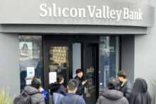 Một công nhân (giữa) nói với mọi người rằng trụ sở chính của Silicon Valley Bank(SVB) đã đóng cửa ở Santa Clara, tiểu bang California, hôm 10/03/2023. (Ảnh: Justin Sullivan/Getty Images)
