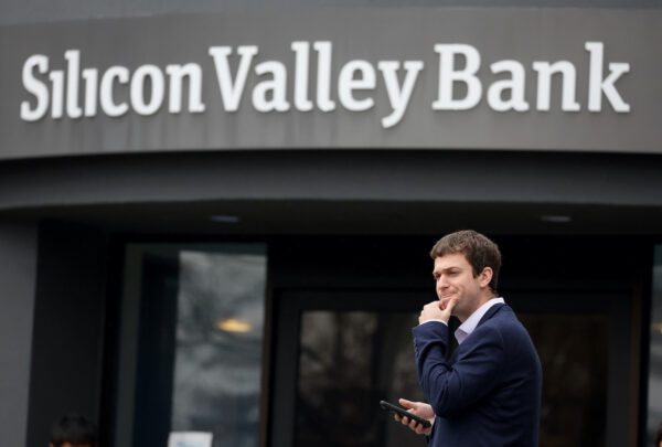 Một khách hàng đứng bên ngoài trụ sở đã bị đóng cửa của Silicon Valley Bank (SVB) ở Santa Clara, California, hôm 10/03/2023. (Ảnh: Justin Sullivan/Getty Images)