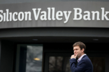 Một khách hàng đứng bên ngoài trụ sở của Silicon Valley Bank (SVB) đã bị đóng cửa ở Santa Clara, California, hôm 10/03/2023. (Ảnh: Justin Sullivan/Getty Images)