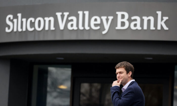 Một khách hàng đứng bên ngoài trụ sở Silicon Valley Bank (SVB) đã bị đóng cửa ở Santa Clara, California, hôm 10/03/2023. (Ảnh: Justin Sullivan/Getty Images)