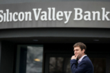 Một khách hàng đứng bên ngoài một trụ sở đã bị đóng cửa của Silicon Valley Bank ở Santa Clara, tiểu bang California, hôm 10/03/2023. (Ảnh: Justin Sullivan/Getty Images)