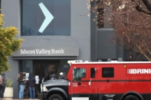Một chiếc xe tải bọc thép của hãng vận chuyển Brinks đậu trước trụ sở ngân hàng Silicon Valley Bank (SVB) đã bị đóng cửa ở Santa Clara, California, hôm 10/03/2023. (Ảnh: Justin Sullivan/Getty Images)
