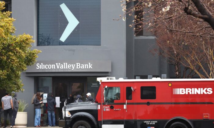 Một chiếc xe tải bọc thép của hãng vận chuyển Brinks đậu trước trụ sở ngân hàng Silicon Valley Bank (SVB) đã bị đóng cửa ở Santa Clara, California, hôm 10/03/2023. (Ảnh: Justin Sullivan/Getty Images)